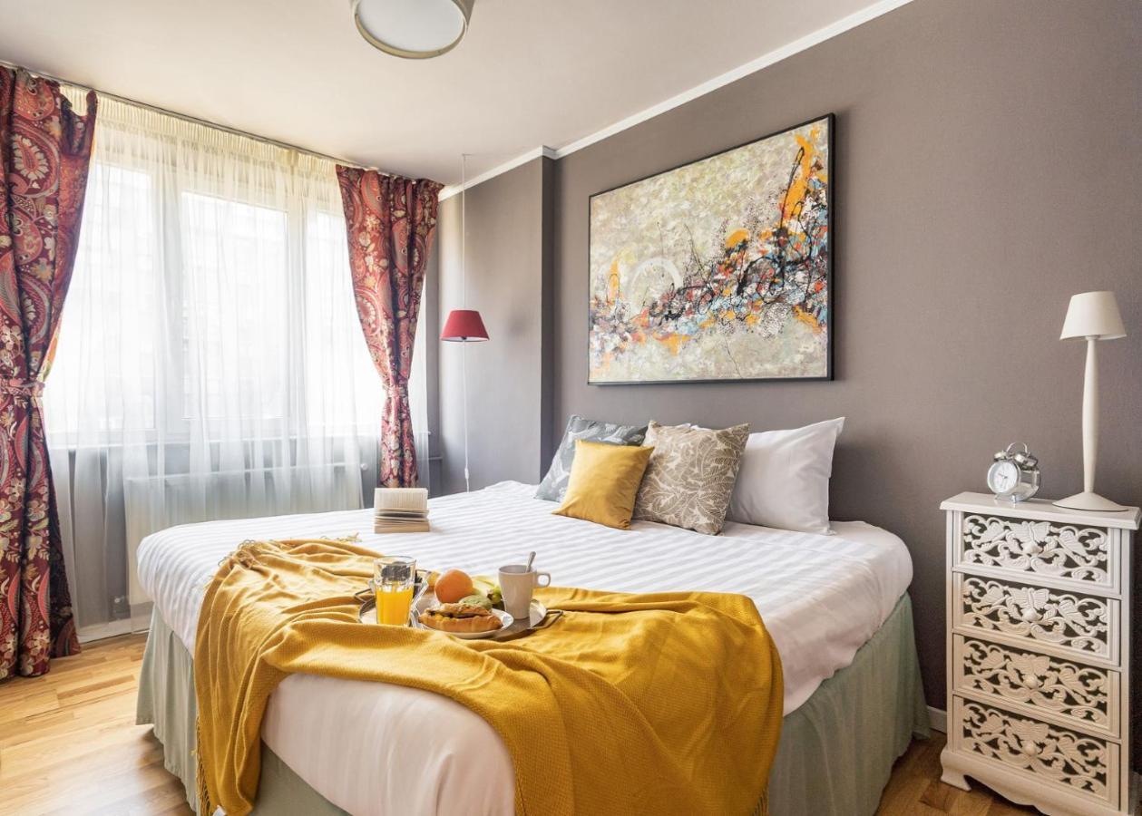 Spacious Downtown Apartment - Old Town Bukares Bagian luar foto
