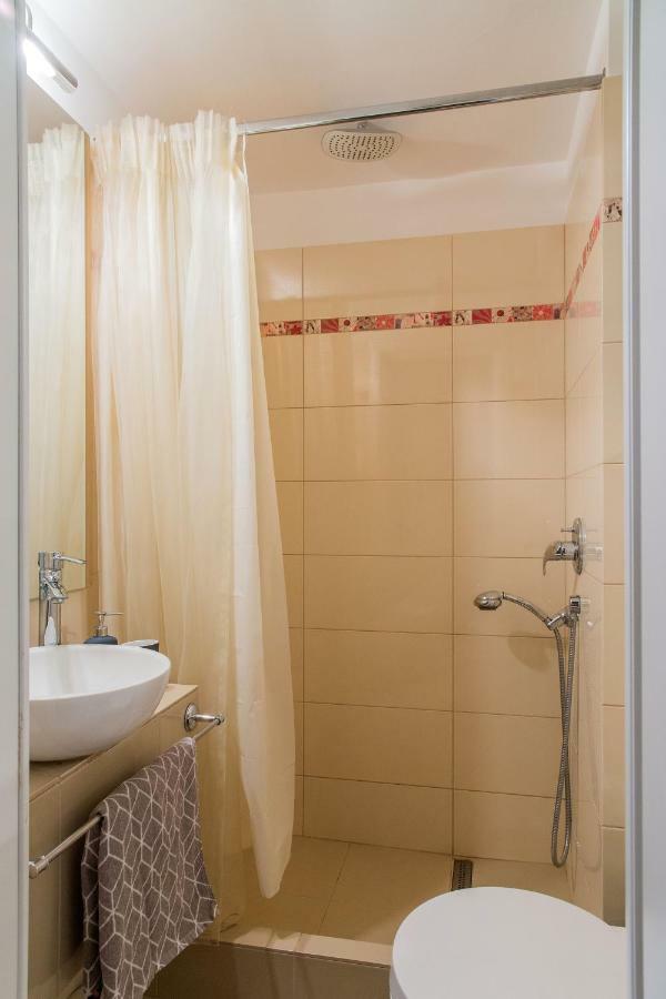 Spacious Downtown Apartment - Old Town Bukares Bagian luar foto