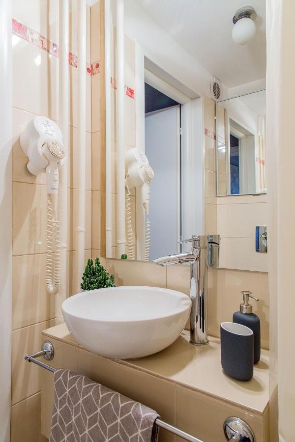 Spacious Downtown Apartment - Old Town Bukares Bagian luar foto